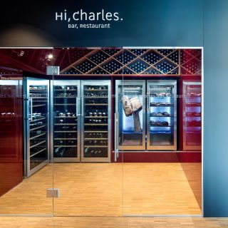 Hi, Charles: Bar und Restaurant.