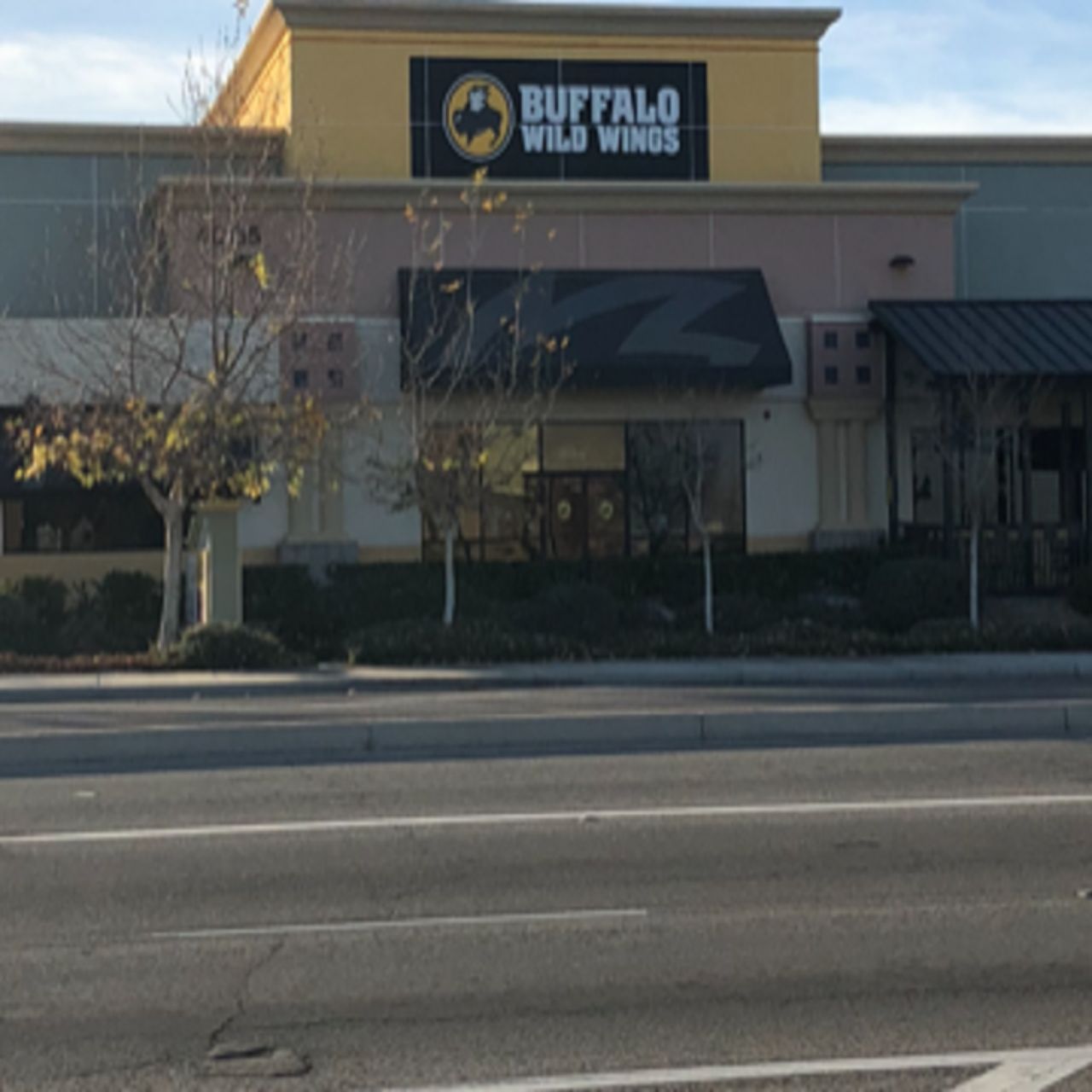 What is the dress code at Buffalo Wild Wings? - Zippia