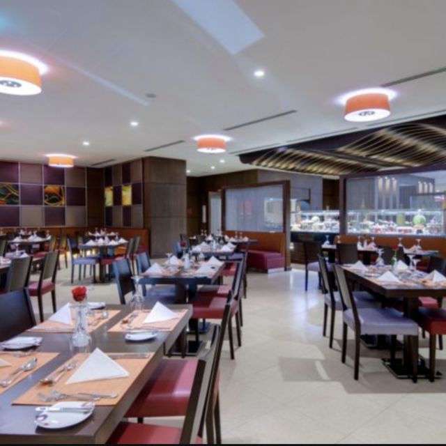 Al Rawdha Restaurant - Crowne Plaza Madinah - Medinah, Medinah 