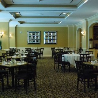 Andre's Restaurant - DoubleTree by Hilton