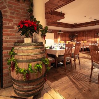 Theo's Taverne - Arlen Lodge