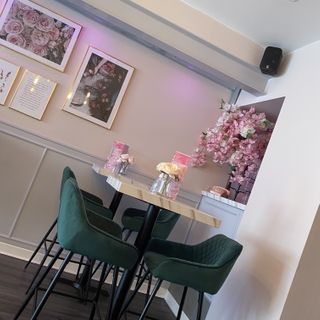 Cafe in shades of pink - Mardom Decor