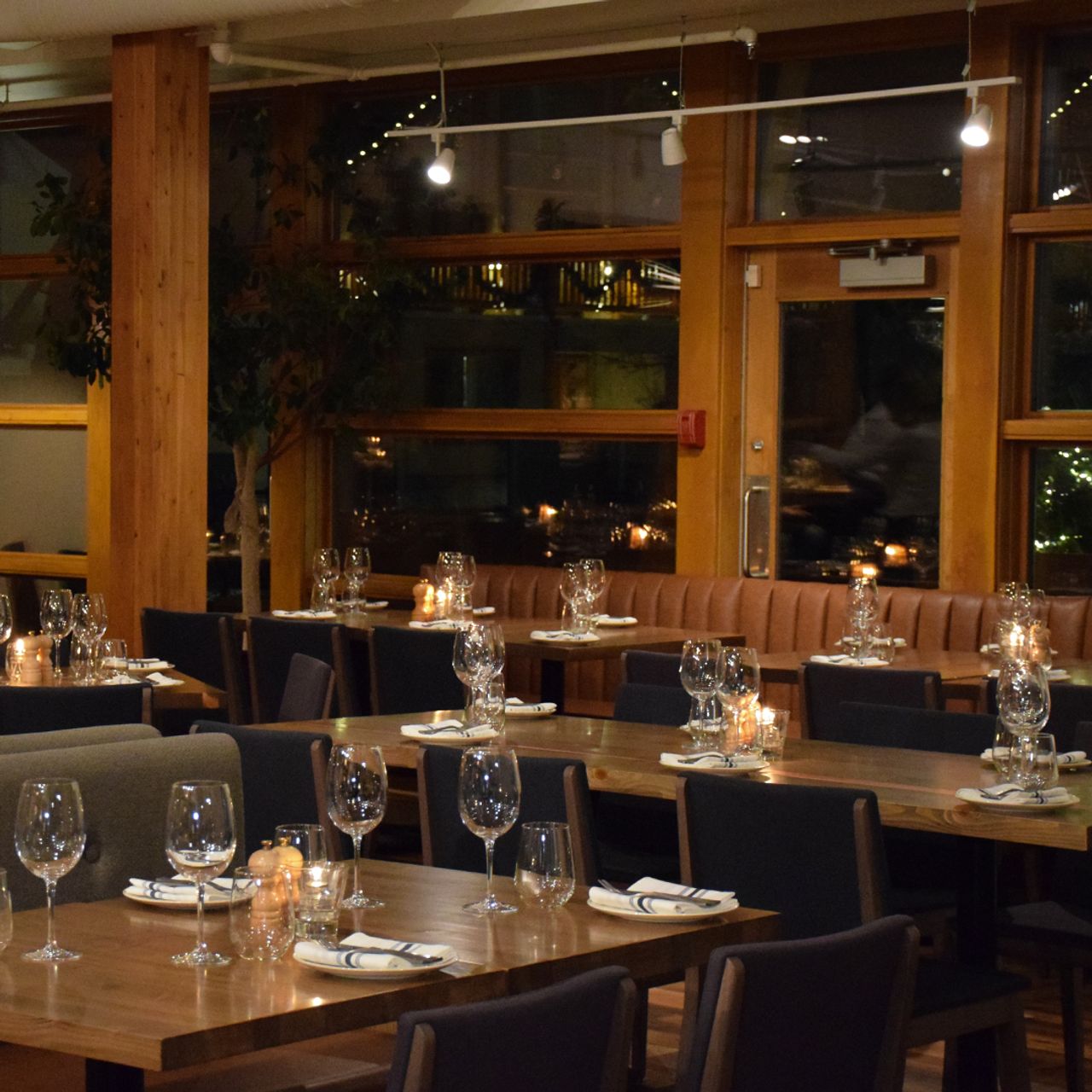 Restaurante The Bison Restaurant \u0026 Patio - Banff, AB | OpenTable, image size:1280x1280