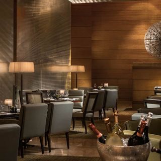 Four Seasons Hong Kong - The Lounge