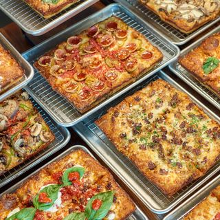 Ein Foto von Emmy Squared Pizza - Germantown