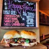Happy Hour 2X a day, 3pm-6pm & 11pm-1am Foto