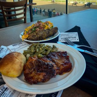 Silks Clubhouse at Evangeline Downs