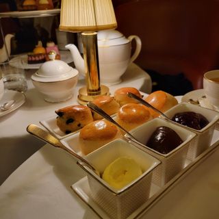 Afternoon Tea at Hotel Cafe Royal - Mondomulia